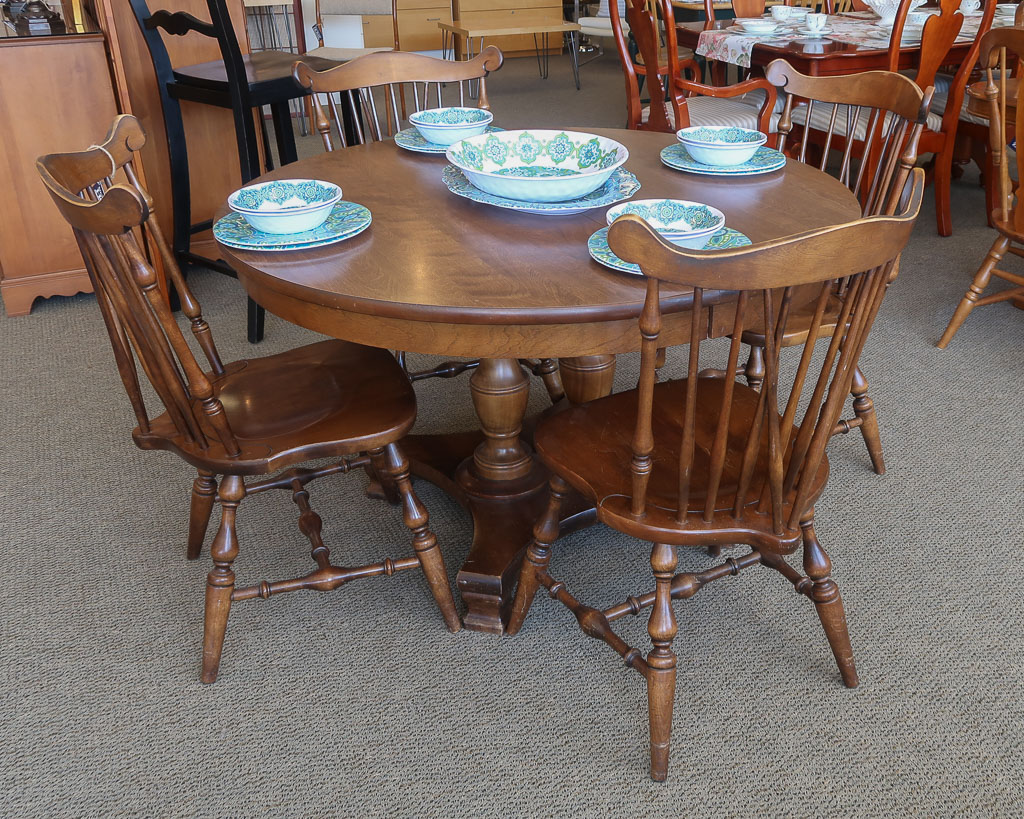 Early American Temple Stuart Dining Room Set